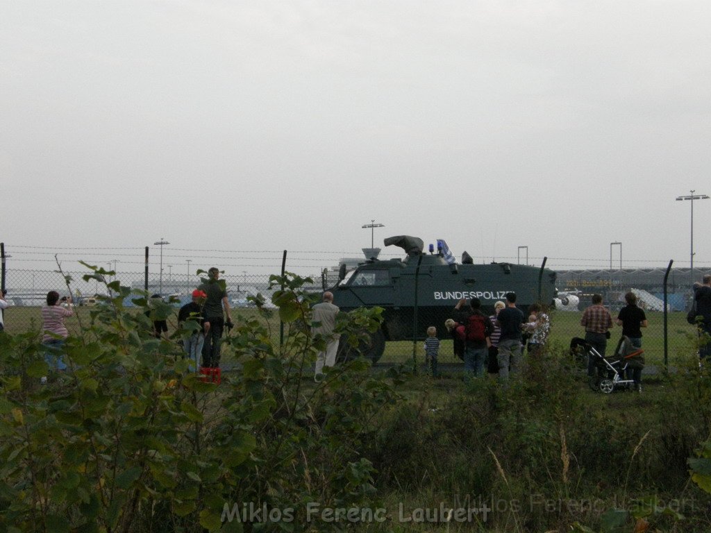Warten auf den Airbus 380 Koeln Bonn P372.JPG